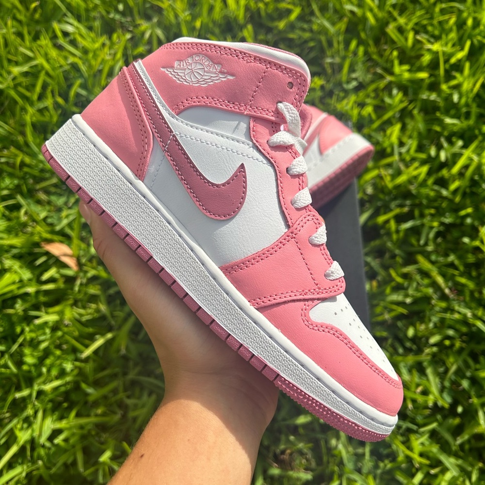 Jordan 1 Mid Valentines Day 4Y / 5.5W
